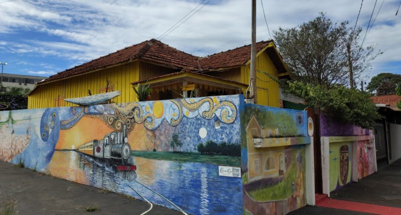 murais da antiga estação ferroviária durante o projeto Locomotiva de Histórias, em Campo Grande.