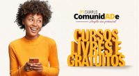 Pessoa segurando um celular ao lado da mensagem "Cursos Livres Gratuitos" na campanha Campus ComunidAde, que divulga capacitações gratuitas.