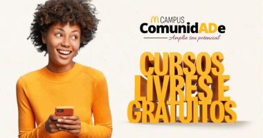 Pessoa segurando um celular ao lado da mensagem "Cursos Livres Gratuitos" na campanha Campus ComunidAde, que divulga capacitações gratuitas.
