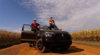 Guilherme Maia e Matheus Palhano ao lado da nova Mitsubishi Triton BF///MS desenvolvida em parceria com a montadora.