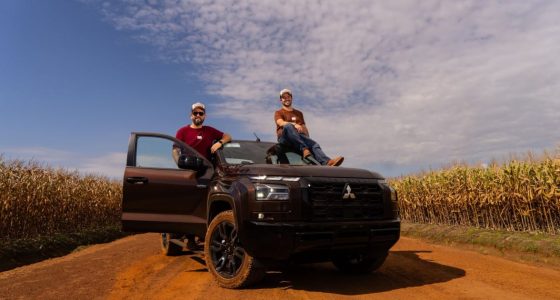 Guilherme Maia e Matheus Palhano ao lado da nova Mitsubishi Triton BF///MS desenvolvida em parceria com a montadora.