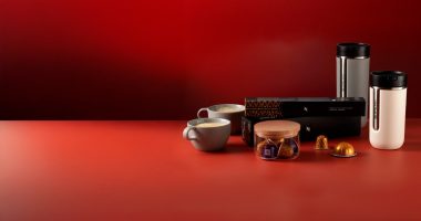 Máquina Nespresso prepara café ao lado de xícaras e cápsulas durante campanha de Dia dos Pais.