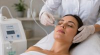 Profissional realiza procedimento de ozonioterapia em ambiente clínico.