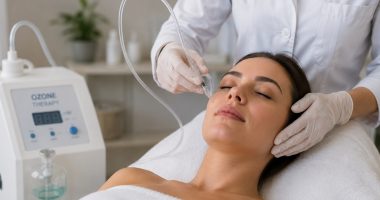 Profissional realiza procedimento de ozonioterapia em ambiente clínico.