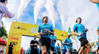Participantes da Run Beer Brasil durante corrida com pontos de hidratação, música ao vivo e confraternização.