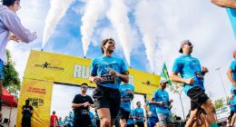 Participantes da Run Beer Brasil durante corrida com pontos de hidratação, música ao vivo e confraternização.
