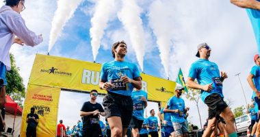 Participantes da Run Beer Brasil durante corrida com pontos de hidratação, música ao vivo e confraternização.