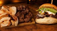 Hambúrguer preparado com carne de búfalo e a porçao de linguica e pao de alho, opçoes do Búfalo Beef Burger no Festival da Carne.