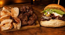 Hambúrguer preparado com carne de búfalo e a porçao de linguica e pao de alho, opçoes do Búfalo Beef Burger no Festival da Carne.