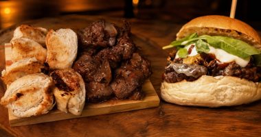Hambúrguer preparado com carne de búfalo e a porçao de linguica e pao de alho, opçoes do Búfalo Beef Burger no Festival da Carne.