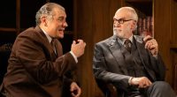 Odilon Wagner e Marcello Airoldi em cena no espetáculo A Última Sessão de Freud, que estreia no Teatro Glauce Rocha, em Campo Grande.