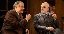 Odilon Wagner e Marcello Airoldi em cena no espetáculo A Última Sessão de Freud, que estreia no Teatro Glauce Rocha, em Campo Grande.