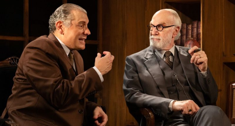 Odilon Wagner e Marcello Airoldi em cena no espetáculo A Última Sessão de Freud, que estreia no Teatro Glauce Rocha, em Campo Grande.