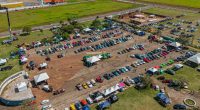 Carros antigos expostos durante o Retrocar MS na Praça do Papa, em Campo Grande.