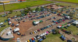 Carros antigos expostos durante o Retrocar MS na Praça do Papa, em Campo Grande.