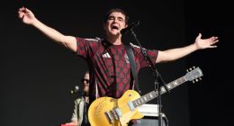 Samuel Rosa durante apresentação musical; cantor fará show gratuito em Campo Grande no dia 13 de setembro.