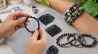 Joias de hematita da Bravah, produzidas com pedras de brilho metálico em tons de grafite e prateado.