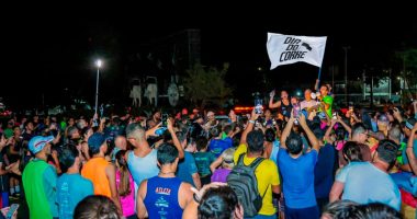 Corredores reunidos para a largada do Dia do Corre na região do Santa Fé, em Campo Grande.