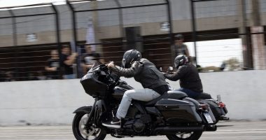Piloto acelera motocicleta Harley-Davidson em prova de Drag Race no autódromo.