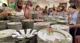 Louças expostas para venda durante ação beneficente realizada na Associação Juliano Varela, em Campo Grande.