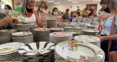 Louças expostas para venda durante ação beneficente realizada na Associação Juliano Varela, em Campo Grande.