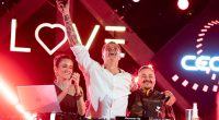 Público acompanha apresentação de DJs durante o pôr do sol na festa LOVE, em Campo Grande.