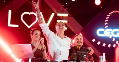 Público acompanha apresentação de DJs durante o pôr do sol na festa LOVE, em Campo Grande.