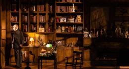 Odilon Wagner e Marcello Airoldi em cena durante o espetáculo "A Última Sessão de Freud", que será apresentado no Teatro Glauce Rocha, em Campo Grande.