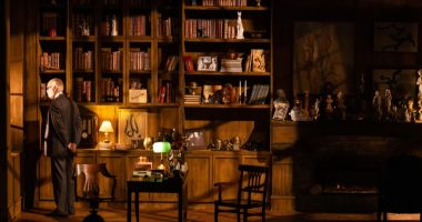 Odilon Wagner e Marcello Airoldi em cena durante o espetáculo "A Última Sessão de Freud", que será apresentado no Teatro Glauce Rocha, em Campo Grande.