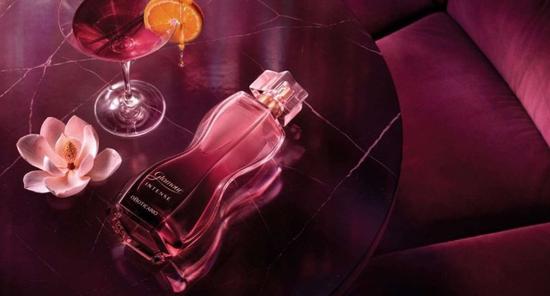 Frasco de Glamour Intense, nova fragrância feminina do Boticário lançada em comemoração aos 25 anos da linha Glamour.