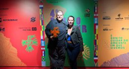 Thiago Rotta e Ana Ostapenko durante a premiação do Bonito Cinesur, festival em que o longa "Natasha" venceu a Mostra Competitiva do Filme Sul-Mato-Grossense