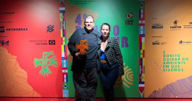 Thiago Rotta e Ana Ostapenko durante a premiação do Bonito Cinesur, festival em que o longa "Natasha" venceu a Mostra Competitiva do Filme Sul-Mato-Grossense