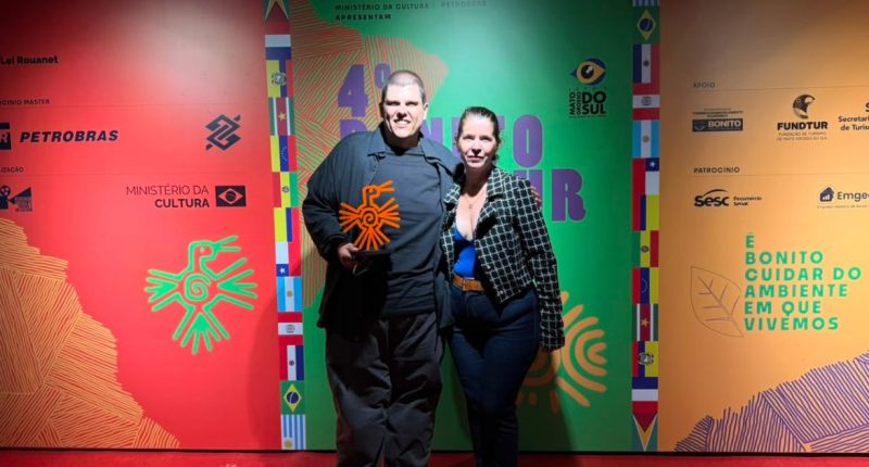 Thiago Rotta e Ana Ostapenko durante a premiação do Bonito Cinesur, festival em que o longa "Natasha" venceu a Mostra Competitiva do Filme Sul-Mato-Grossense