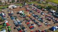 Público acompanha exposição de carros antigos durante o Retrocar MS 2026 na Praça do Papa, em Campo Grande.