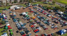 Público acompanha exposição de carros antigos durante o Retrocar MS 2026 na Praça do Papa, em Campo Grande.