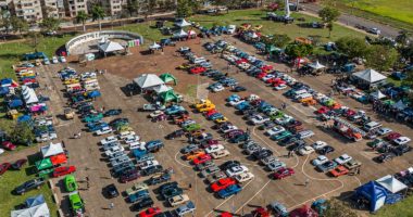 Público acompanha exposição de carros antigos durante o Retrocar MS 2026 na Praça do Papa, em Campo Grande.