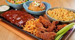Tábua do Outback com costela, massa, carnes e acompanhamentos servida para compartilhar entre amigos ou familiares.