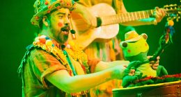 Personagem durante apresentação teatral
