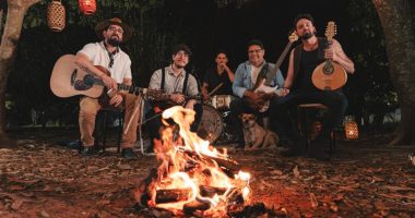 Uskaradakombi e Jonavo lançam Viver é Bom Demais, novo single produzido em Campo Grande.