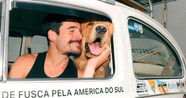 Nicolas Prattes interpreta Jesse Koz em “Minha Vida com Shurastey”, inspirado na viagem do influenciador com seu golden retriever.
