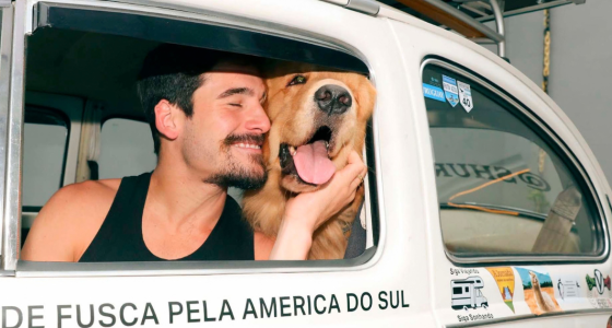Nicolas Prattes interpreta Jesse Koz em “Minha Vida com Shurastey”, inspirado na viagem do influenciador com seu golden retriever.