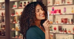 Fitas premiadas do Boticário revelam produtos e vale-compras ao experimentar fragrâncias.