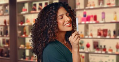 Fitas premiadas do Boticário revelam produtos e vale-compras ao experimentar fragrâncias.