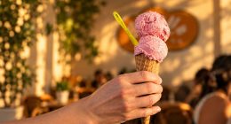 Gelato de Morango Cravejado da PiùBello em Campo Grande.