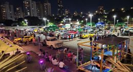 Carros antigos, incluindo modelos clássicos da Volkswagen, reunidos em exposição automotiva.