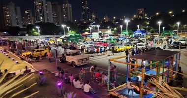 Carros antigos, incluindo modelos clássicos da Volkswagen, reunidos em exposição automotiva.