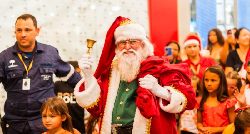 Decoração natalina do Shopping Bosque dos Ipês, que recebe o Papai Noel em 7 de novembro.
