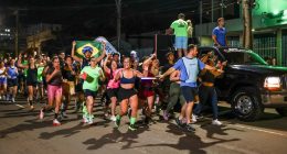 Participantes do Dia do Corre em Campo Grande, movimento de corrida de rua que celebra seu primeiro aniversário.