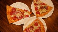 Pizza em fatia grande no estilo nova-iorquino, especialidade da El Toro Pizza Slice NY, na Vila Morumbi, em Campo Grande.