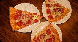 Pizza em fatia grande no estilo nova-iorquino, especialidade da El Toro Pizza Slice NY, na Vila Morumbi, em Campo Grande.